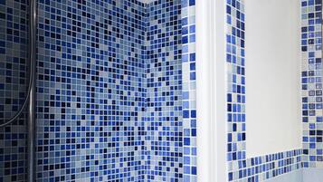 Haartrockner, Handtücher, Seife, Shampoo