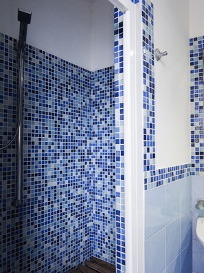 Haartrockner, Handtücher, Seife, Shampoo