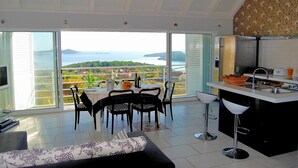 Villa, 5 soverom, privat basseng, sjøutsikt | Spiseområde på rommet