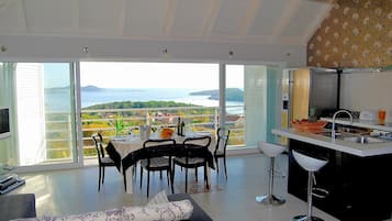 Vila, 5 kamar tidur, kolam renang pribadi, pemandangan laut | Makan di kamar