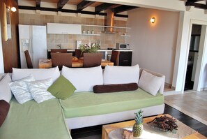 Villa, 5 Schlafzimmer, eigener Pool, Meerblick | Wohnbereich | 20-Zoll-Flachbildfernseher mit Kabelempfang, Fernseher