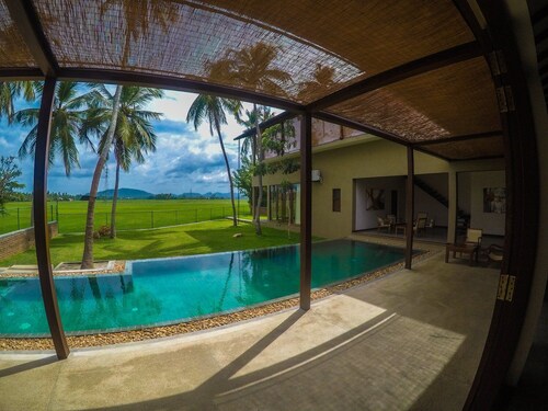 Luxury Villa with an outdoor pool - BNB (10P)