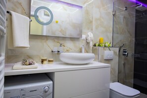 Villa, 4 chambres, piscine privée, vue sur la mer | Salle de bain | Douche, séchoir à cheveux, serviettes fournies, savon