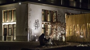 A modern building with a minimalist facade, large windows, and a wooden fence. - Maison Aribert (Saint-Martin-d'Uriage)