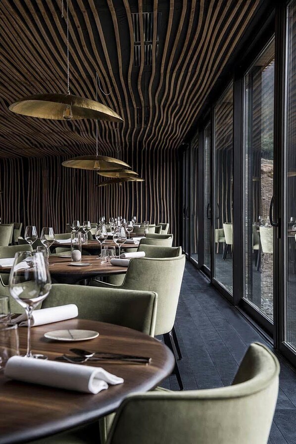 2 restaurants, serveren ontbijt, lunch, diner, lokale gerechten