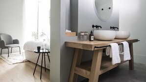 A modern bathroom with a wooden vanity, two sinks, and a large mirror. - Maison Aribert (Saint-Martin-d'Uriage)