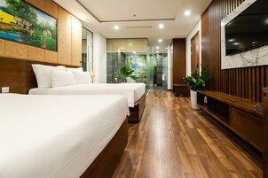 Suite Grand, vista città | Biancheria da letto ipoallergenica, materassi in memory foam, minibar