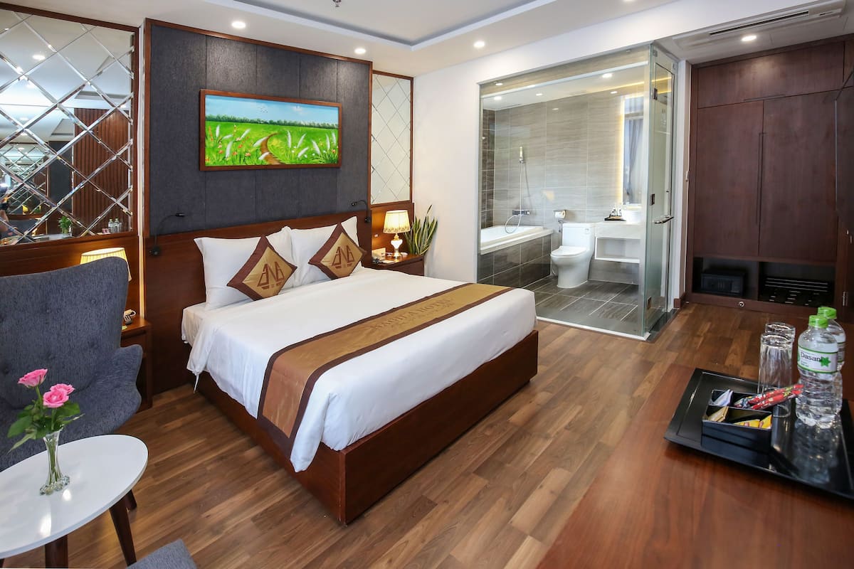 Doppia Deluxe, vasca da bagno, vista città | Biancheria da letto ipoallergenica, materassi in memory foam, minibar