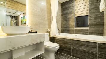 Quarto família, vista para a cidade | Banheiro | Chuveiro com efeito de chuva, produtos de toalete de grife