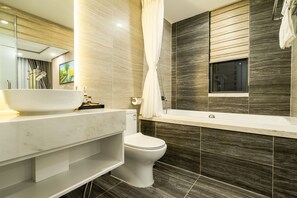 Familienzimmer, Stadtblick | Badezimmer | Regendusche, Designer-Toilettenartikel, Haartrockner, Bademäntel