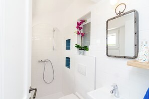 빌라 (Quiet SeaView Villa Dubrovnik Region ) | 욕실 | 샤워 시설, 헤어드라이어, 타월