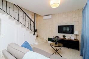 Villa (Quiet SeaView Villa Dubrovnik Region ) | Living room | 20-inch flat-screen TV with cable channels, TV - Villa Sofija (Dubrovacko Primorje)