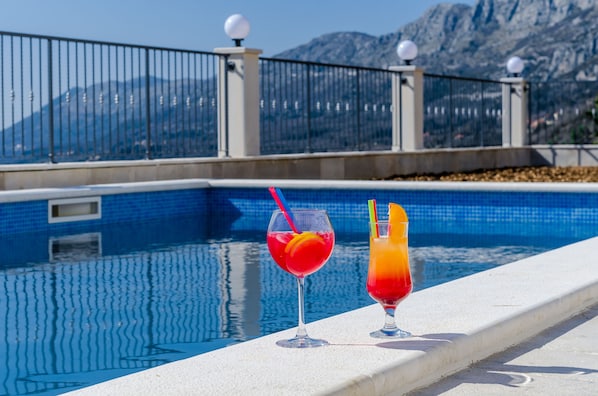 Seasonal outdoor pool, pool umbrellas, sun loungers - Villa Dragic (Konavle)