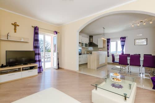 Villa, 4 habitaciones, alberca privada, vista a la alberca | Área de sala de estar | Televisión de pantalla plana de 20 pulgadas con canales por cable