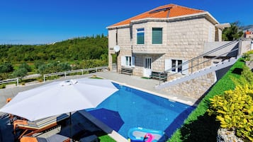 Villa (Three Bedroom Villa with Terrace and ) | Piscina | Una piscina al aire libre de temporada