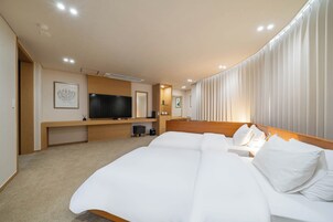 家庭套房 | 高档床上用品、羽绒被、免费迷你吧物品、办公桌