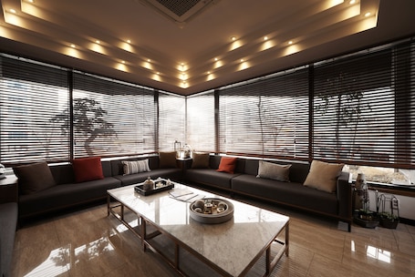 Lobby sitting area. Hotel Biz Inn