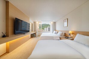 Driepersoonskamer | Luxe beddengoed, donsdekens, een minibar met enkele gratis items