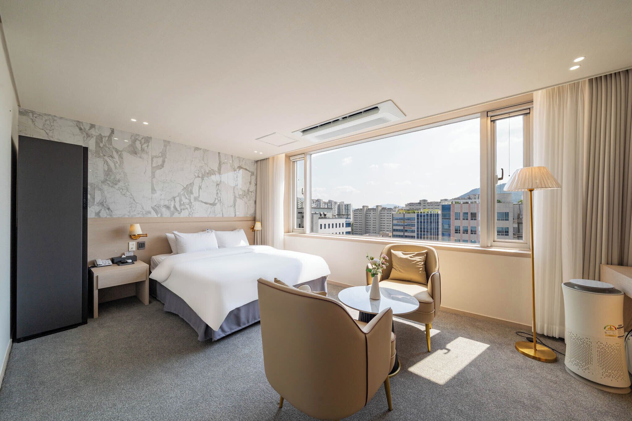 deluxe room | 1 bedroom, premium bedding, down duvets, free minibar items
