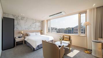 Deluxe Room | 1 bedroom, premium bedding, down comforters, free minibar items
