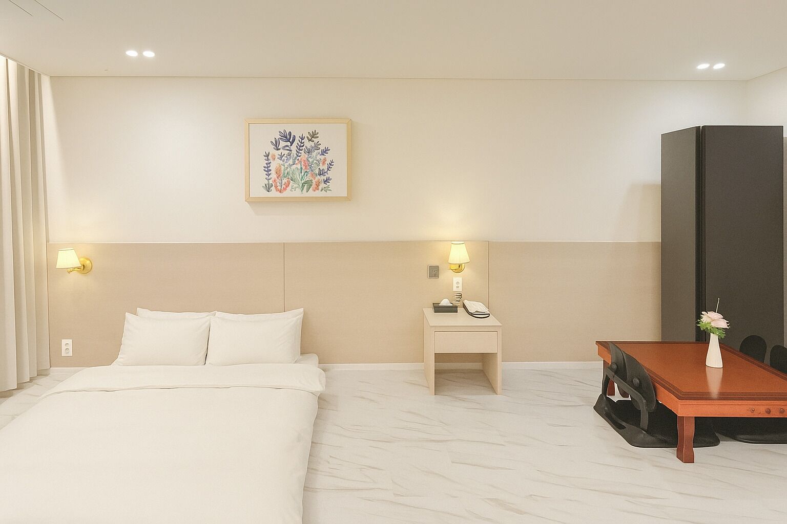 Una habitación de hotel con una cama, mesitas de noche con lámparas, un escritorio y una silla.