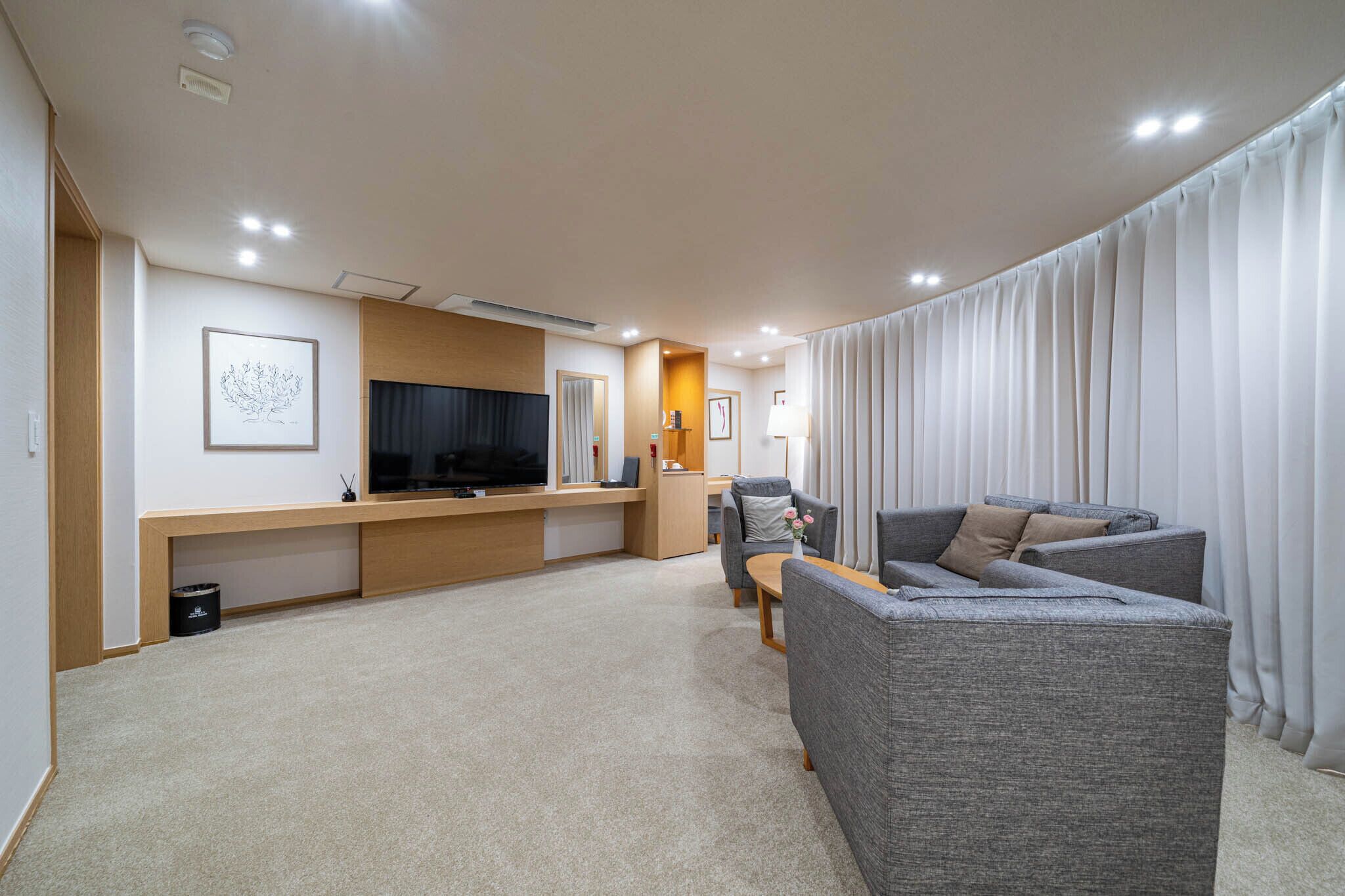 business suite | 1 bedroom, premium bedding, down duvets, free minibar items