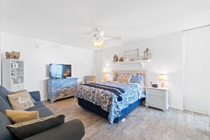 Een strijkplank/strijkijzer, wifi, beddengoed