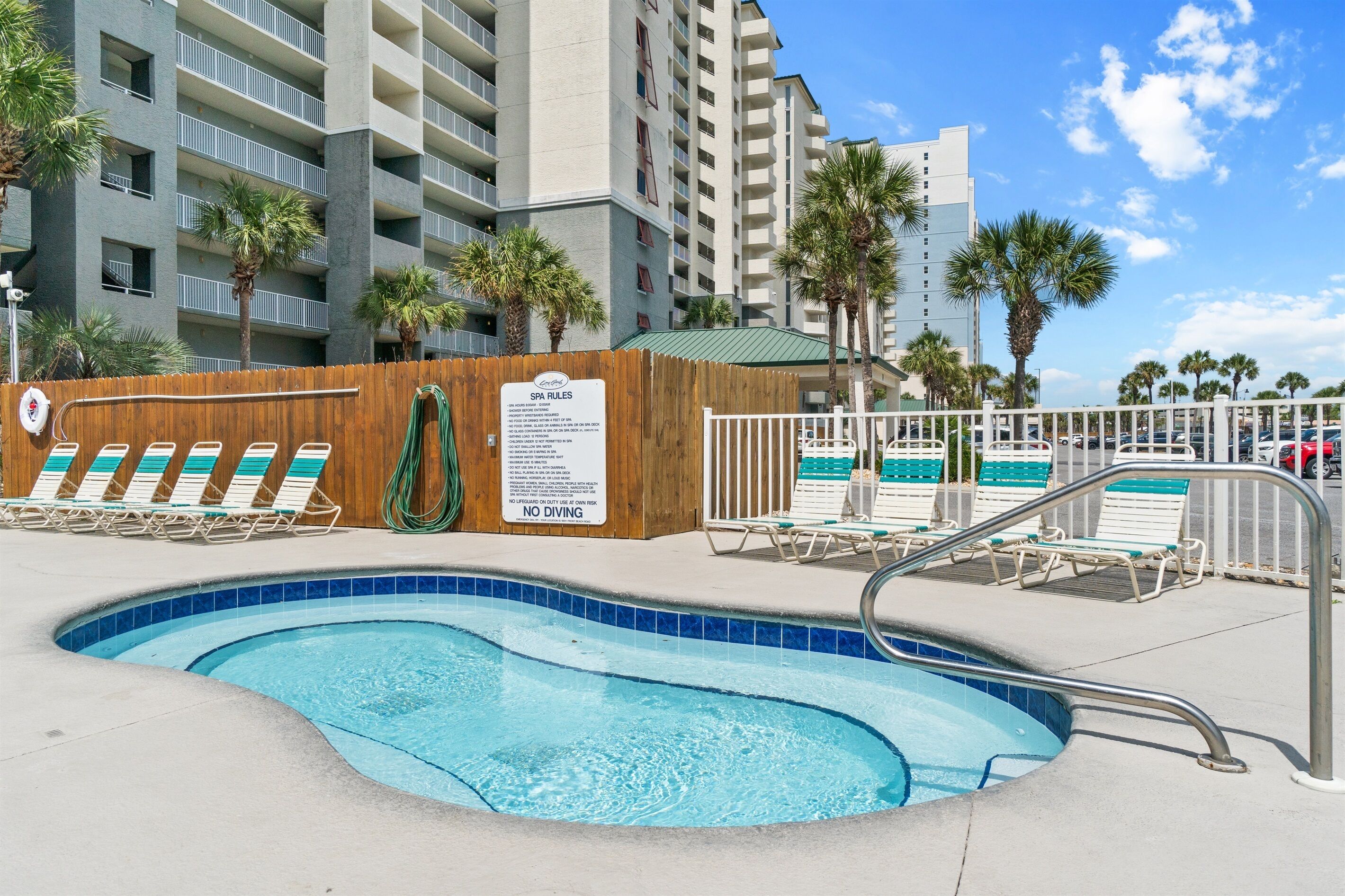 Lämmitetty uima-allas