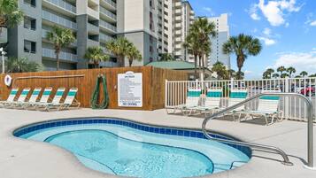 Lämmitetty uima-allas