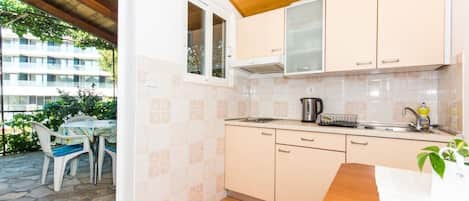 Jääkaappi, liesi, keittoastiat/astiat/ruokailuvälineet