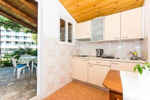 Kühlschrank, Herdplatte, Kochgeschirr/Geschirr/Besteck