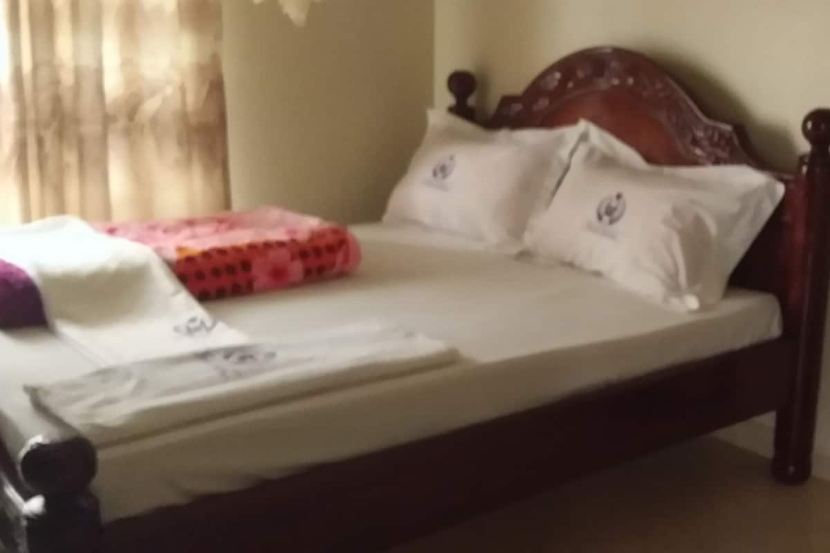 Coffres-forts dans les chambres, bureau, fer et planche à repasser