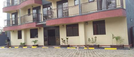 Vista frontal de la propiedad