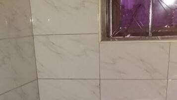 淋浴設備、吹風機、拖鞋、毛巾