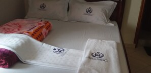 Deluxe Single Room | In-room safe, desk, iron/ironing board, free WiFi - Harts Motel (Kampala)