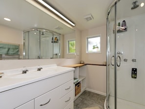 Shower, hair dryer - Surfer's Sunshine Cottage - Piha Holiday Home (Piha)