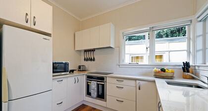 Surfer's Sunshine Cottage - Piha Holiday Home