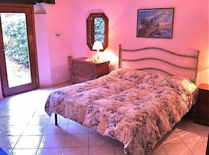 Edredones de plumas, escritorio, ropa de cama