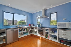 Fridge, microwave, oven, dishwasher - Rosemary Cottage - Hahei Holiday Home (Hahei)