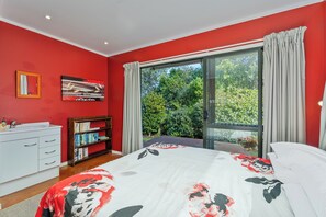 3 bedrooms, iron/ironing board, WiFi - Rosemary Cottage - Hahei Holiday Home (Hahei)