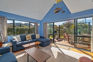 TV - Rosemary Cottage - Hahei Holiday Home (Hahei)