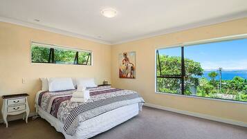 6 bedrooms, iron/ironing board, WiFi, bed sheets
