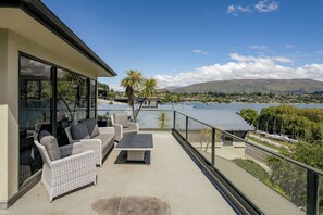 Terrace/patio - Lakeside Serenity - Wanaka Holiday Home (Wanaka)