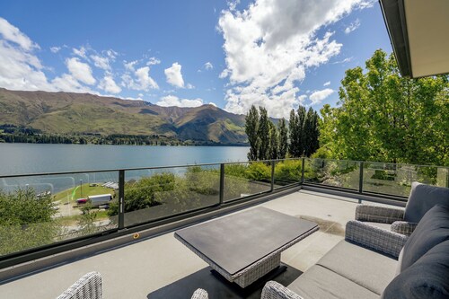 Lakeside Serenity - Wanaka Holiday Home