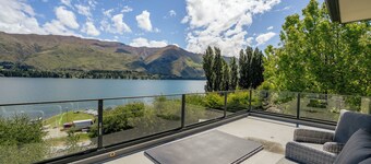 Lakeside Serenity - Wanaka Holiday Home