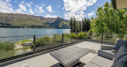 Lakeside Serenity - Wanaka Holiday Home