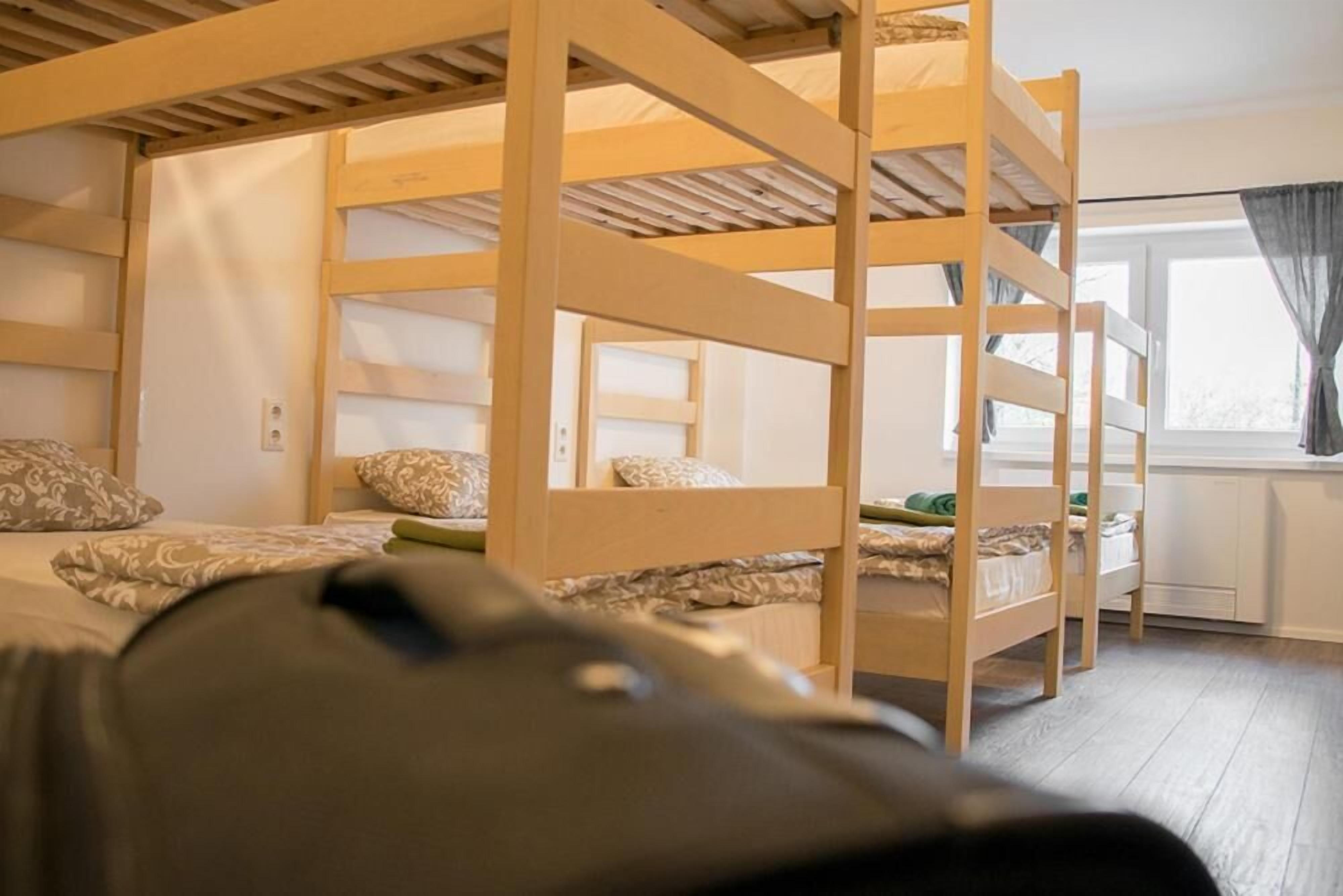 Una camera con un letto a castello, una finestra e vista sull'esterno.