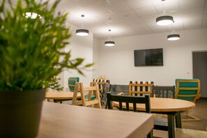 Lobby sitting area - Wine Hill - Hostel (Desinic)