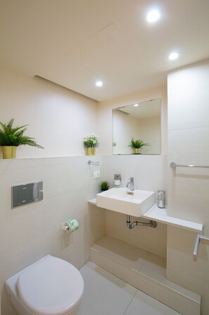 Deluxe Apartment | Bathroom | Shower, rainfall showerhead, free toiletries, hair dryer - Stesicoro Exclusive House (Catania)