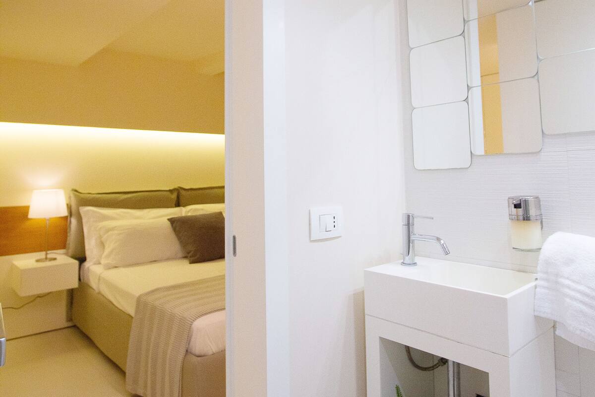1 bedroom, desk, laptop workspace, soundproofing